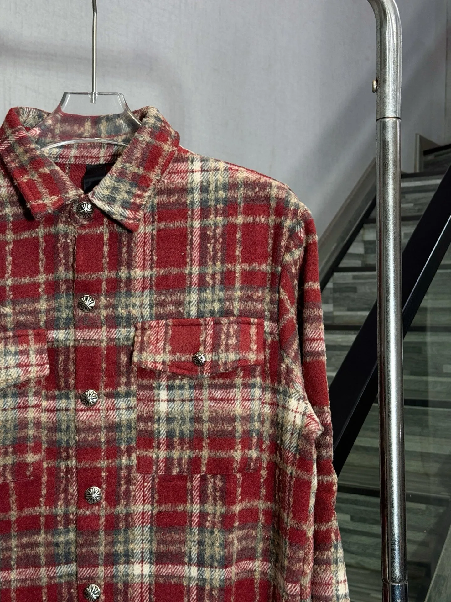 P280 model number: HE395 Chromehearts-Chrome heart wool plaid leather label shirt jacket The fabric is made of 360g high-weight tasseled woolen plaid shirt fabric. The upper body is extremely warm and feels soft and comfortable. It has custom-made original hardware Crow heart cross buttons and a custom-made original cross leather label on the back + heavy embroidery. The embroidery is full and three-dimensional, the overall process is complex, original accessories, factory workmanship, complete with three standards, feel free to buy, Kuaishou Xiaohongshu's popular shirt jacket.  Color: Red/Blue Size: S M L XL